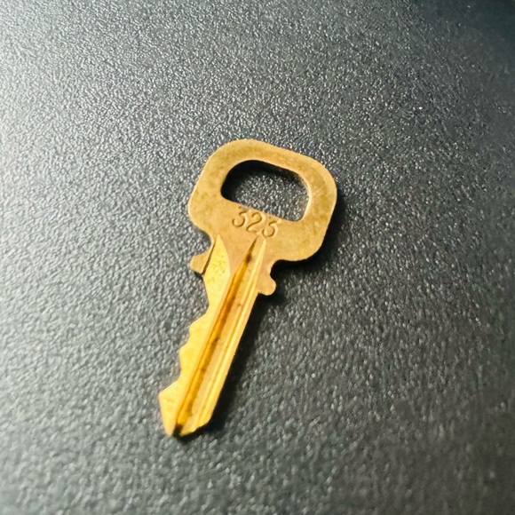 Louis Vuitton 🔐 Lock & Key, #323, GUC - Picture 8 of 8